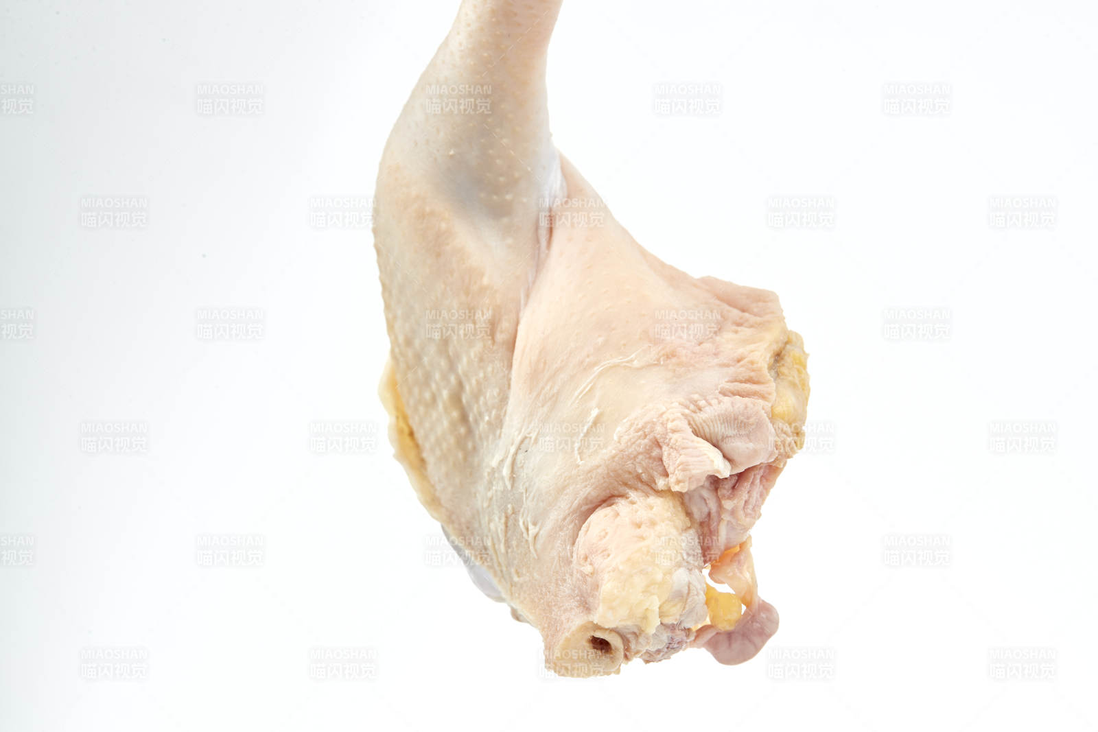 摆放在白色背景上分切好的生鲜鸡腿图片