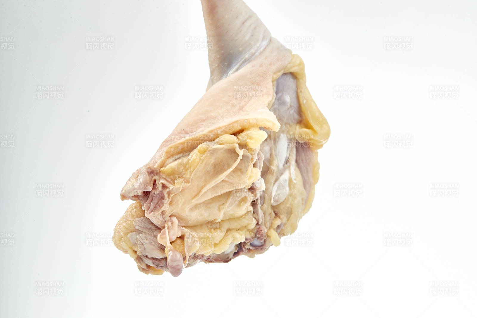 摆放在白色背景上分切好的生鲜鸡腿图片