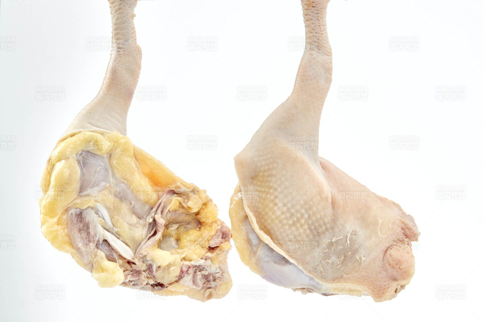 摆放在白色背景上分切好的生鲜鸡腿图片