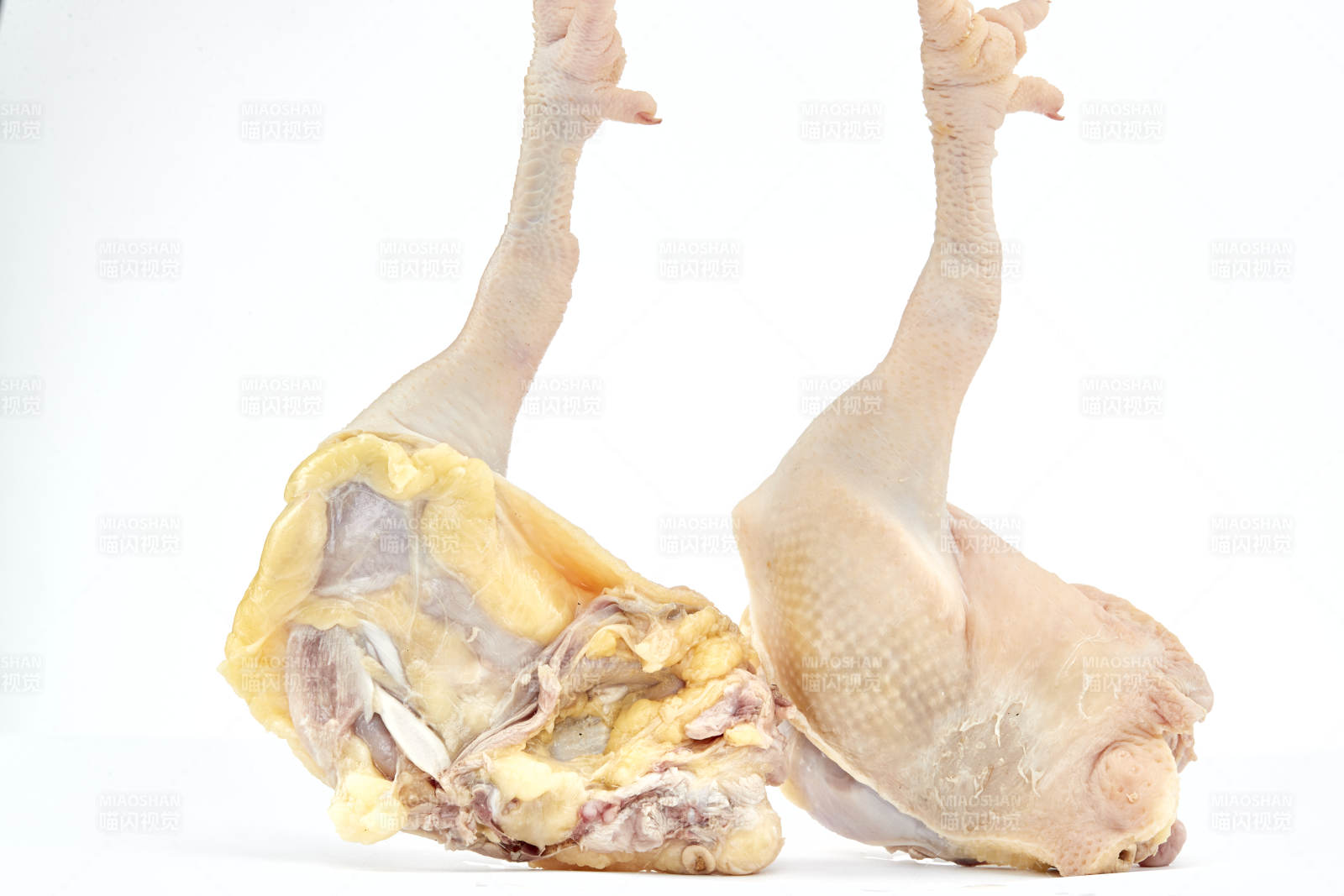 摆放在白色背景上分切好的生鲜鸡腿图片