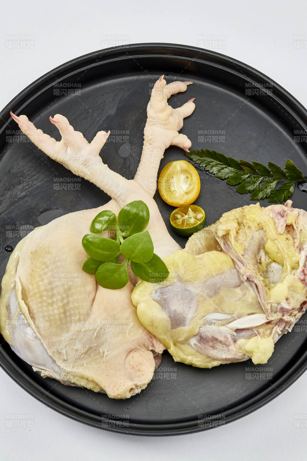 摆放在白色背景上分切好的生鲜鸡腿图片