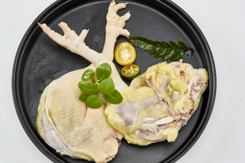 摆放在白色背景上分切好的生鲜鸡腿图片