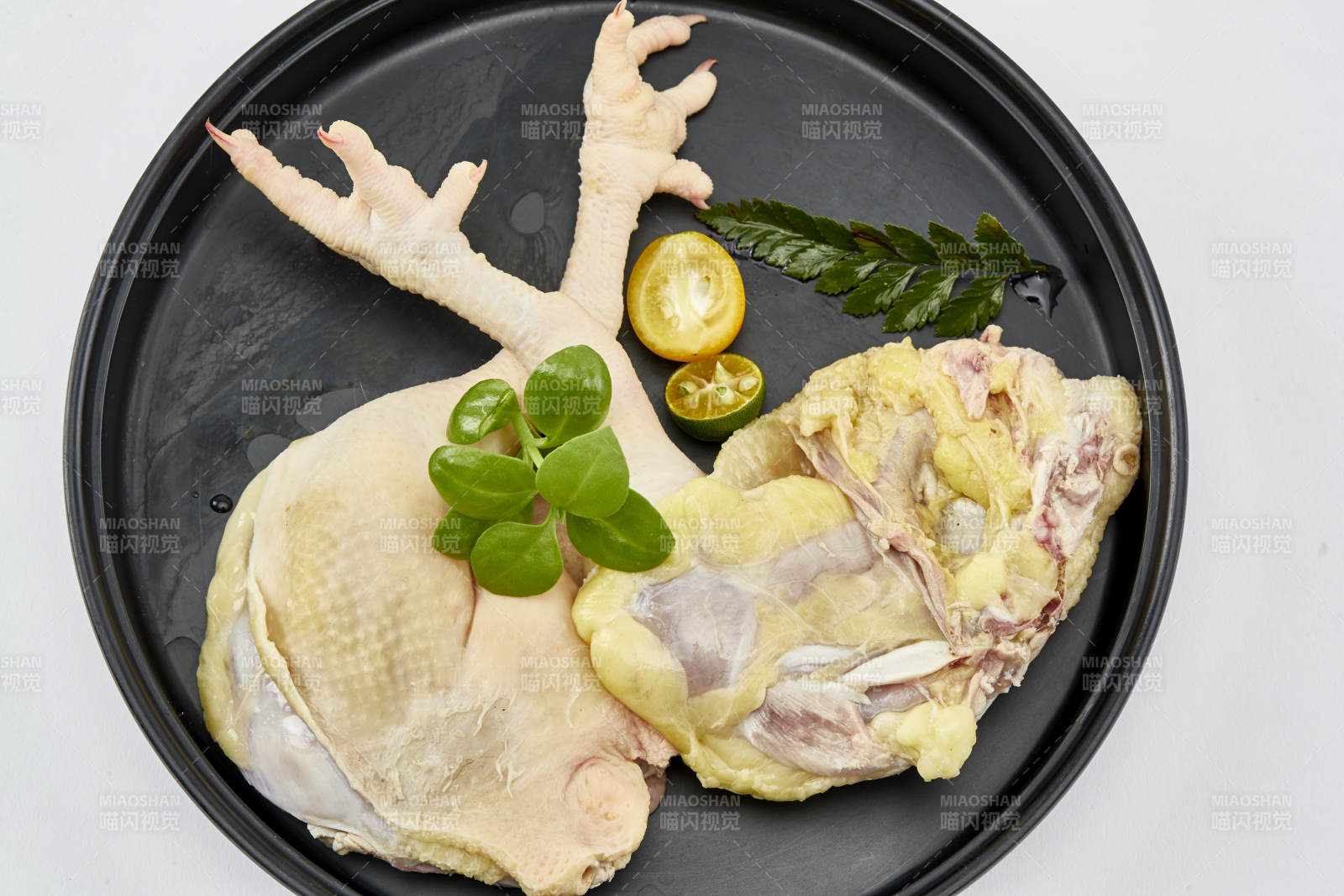 摆放在白色背景上分切好的生鲜鸡腿图片