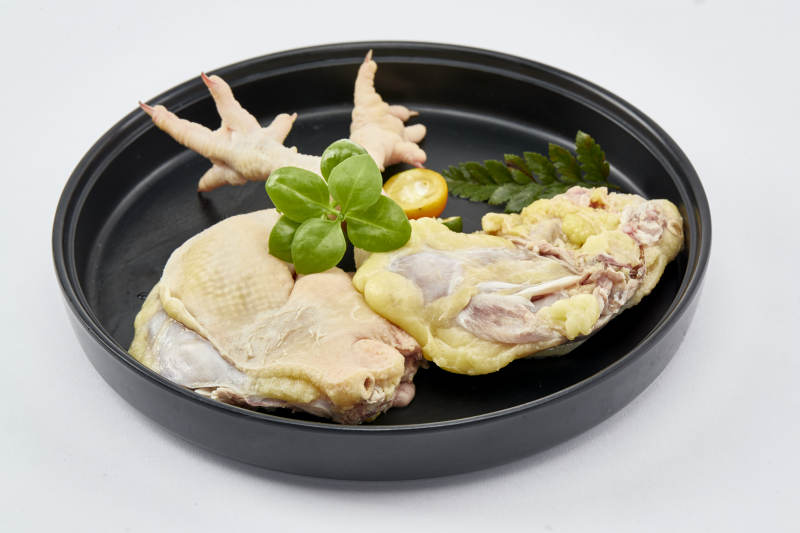 摆放在白色背景上分切好的生鲜鸡腿图片