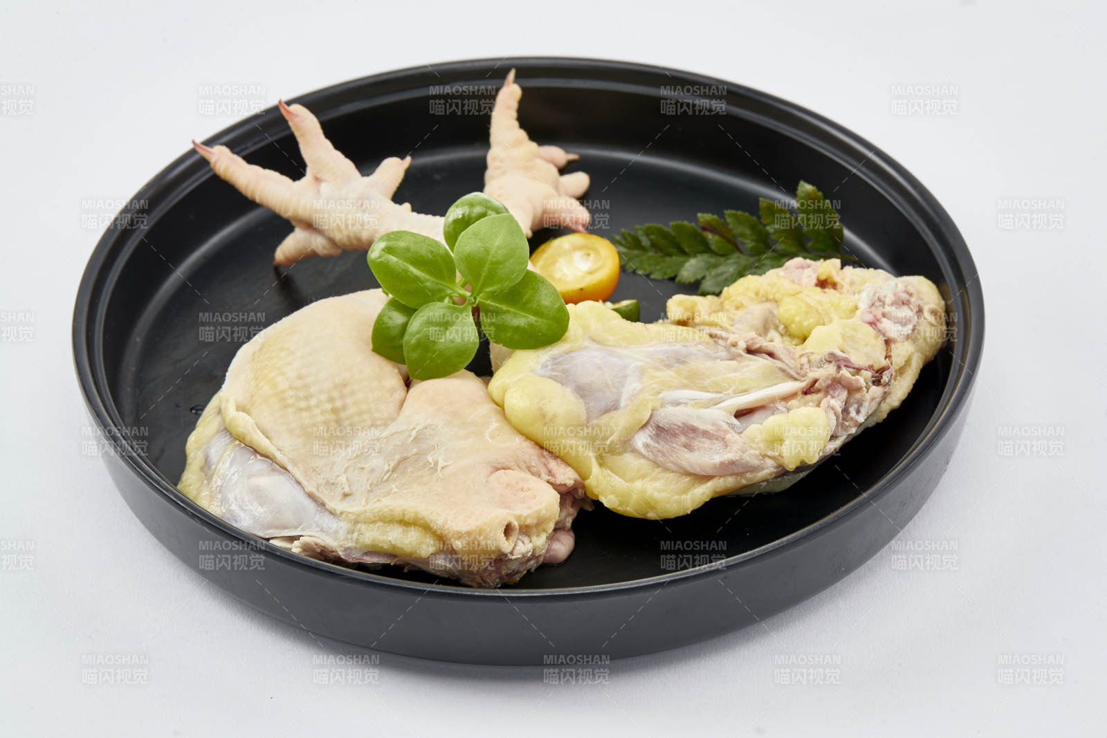 摆放在白色背景上分切好的生鲜鸡腿图片