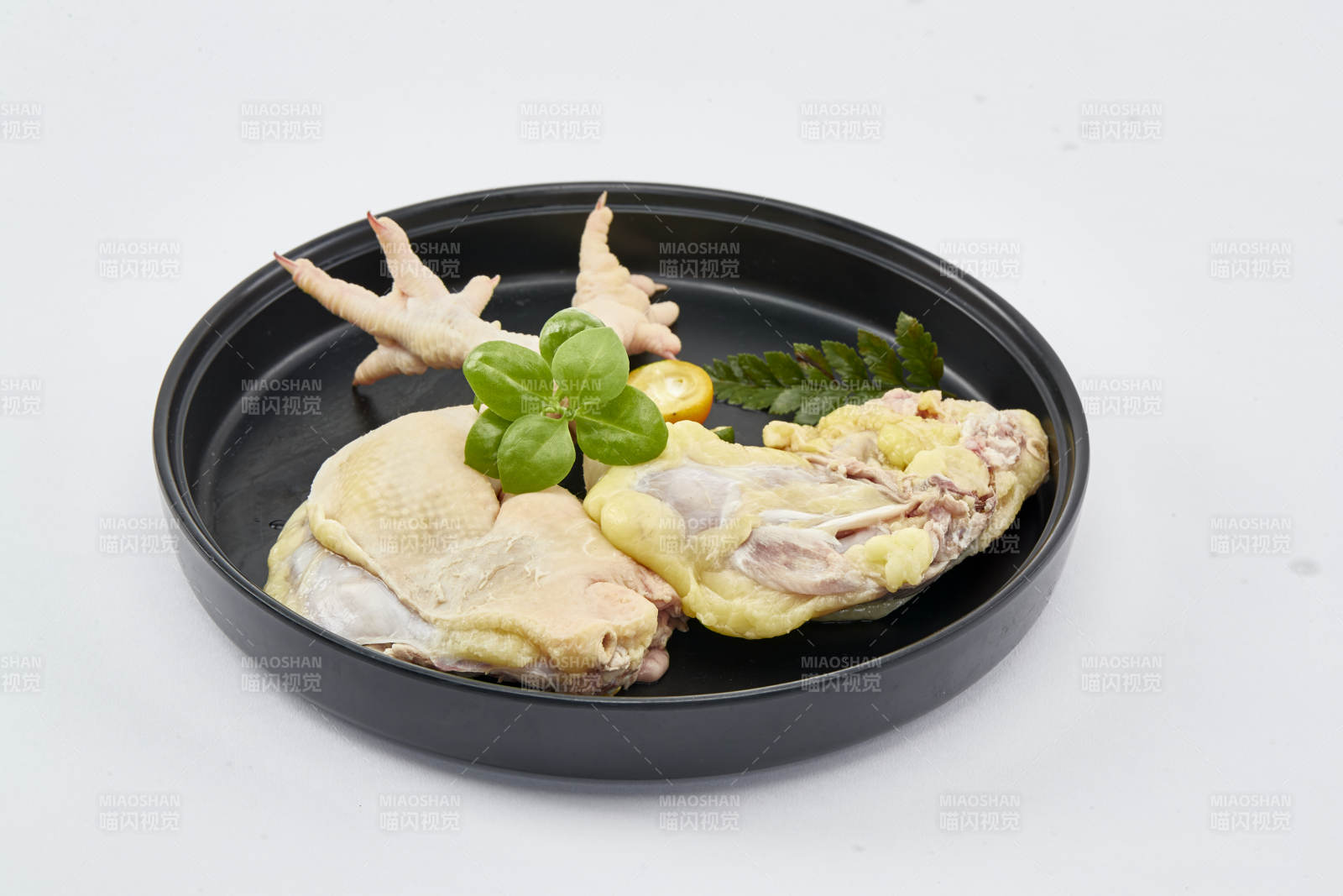 摆放在白色背景上分切好的生鲜鸡腿图片