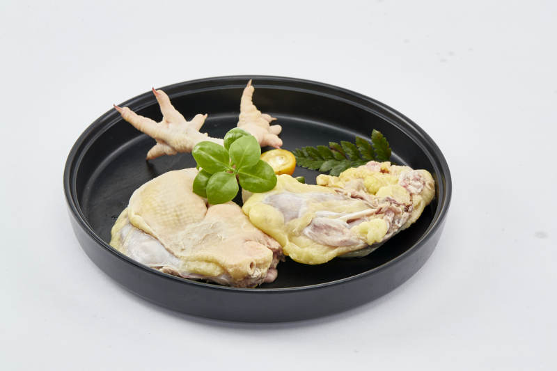 摆放在白色背景上分切好的生鲜鸡腿图片