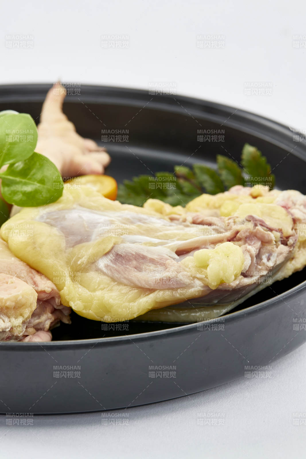 摆放在白色背景上分切好的生鲜鸡腿图片