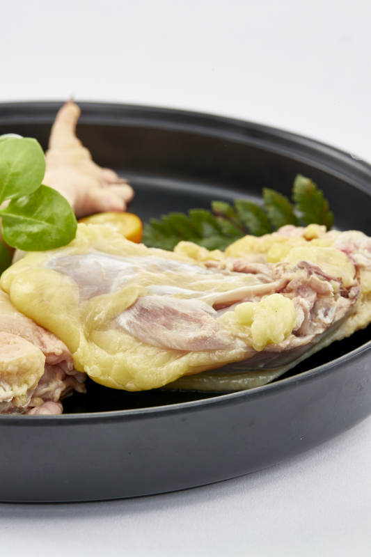 摆放在白色背景上分切好的生鲜鸡腿图片