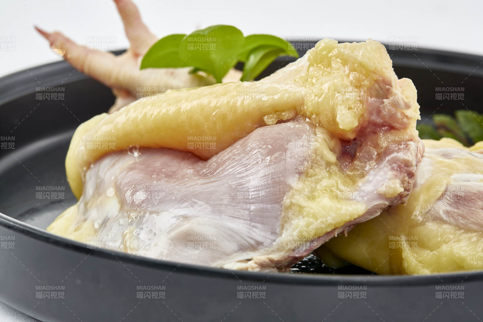 摆放在白色背景上分切好的生鲜鸡腿图片