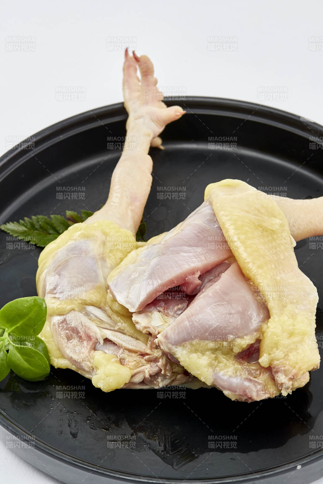 摆放在白色背景上分切好的生鲜鸡腿图片