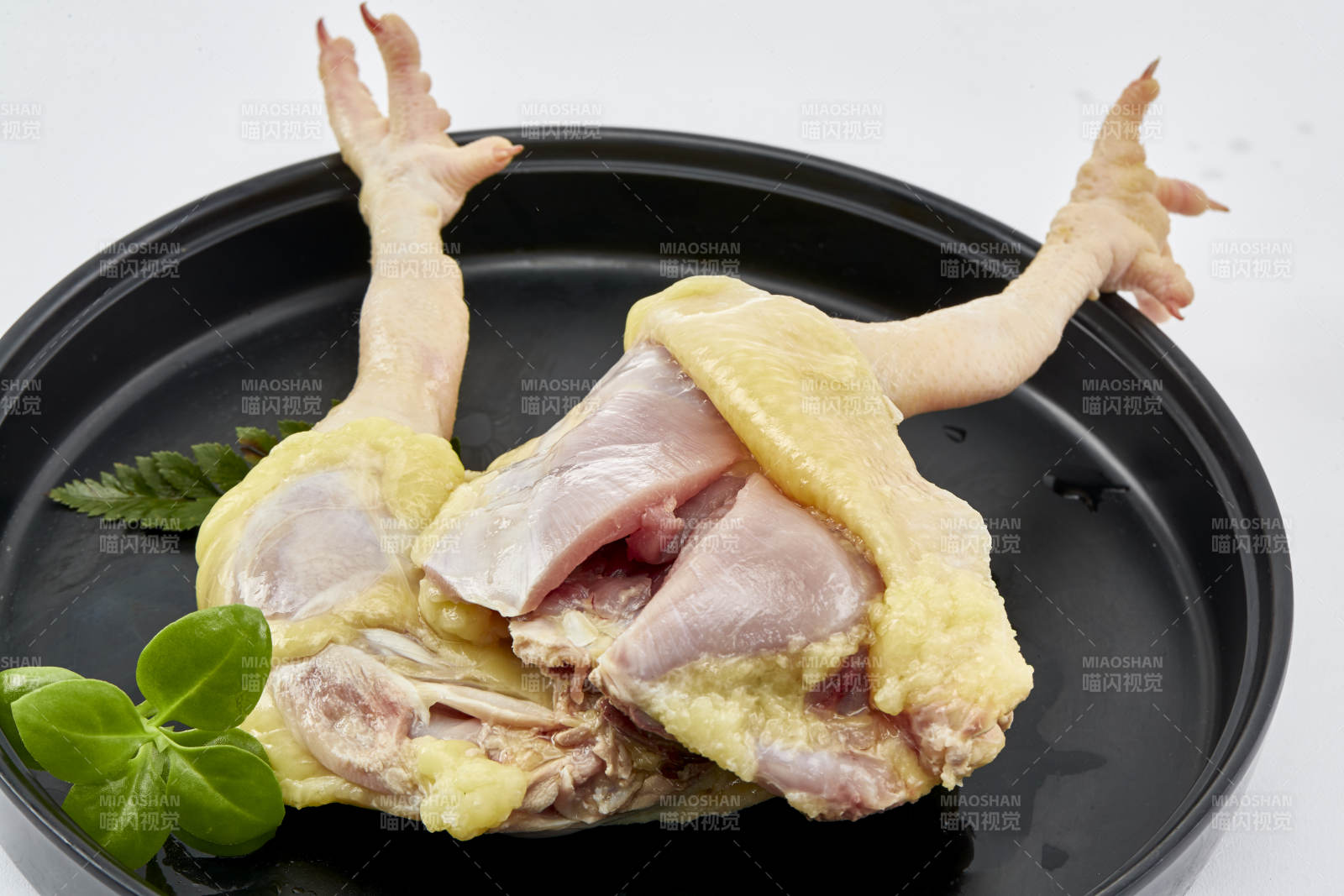 摆放在白色背景上分切好的生鲜鸡腿图片