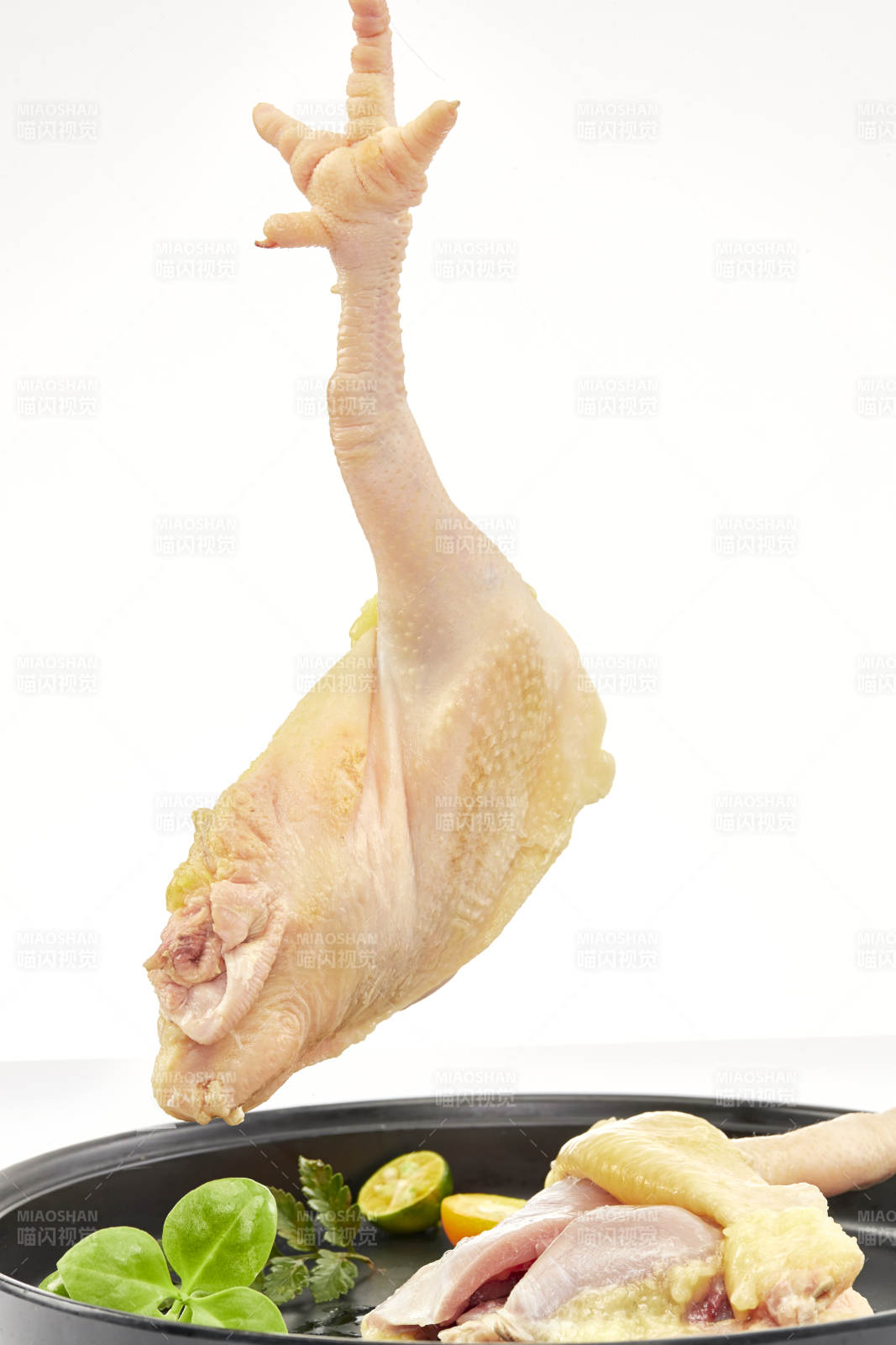 摆放在白色背景上分切好的生鲜鸡腿图片