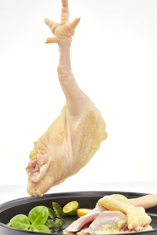 摆放在白色背景上分切好的生鲜鸡腿图片