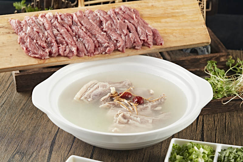 养生砂锅羊排枸杞党参汤图片