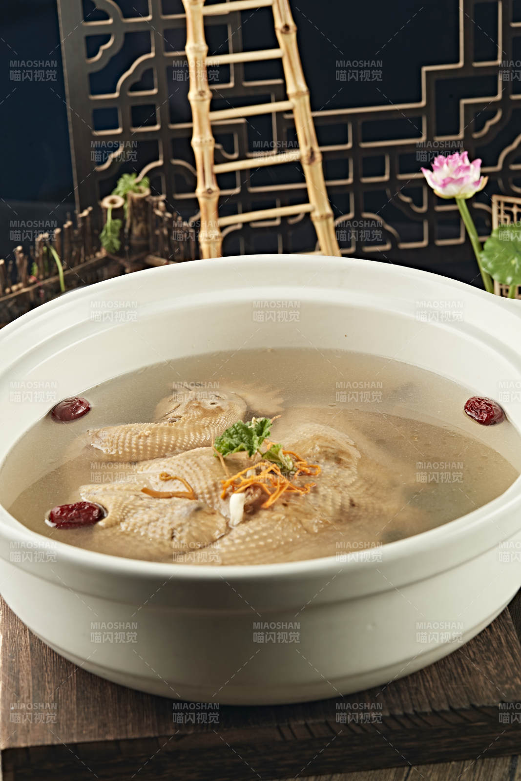 砂锅炖老母鸡图片