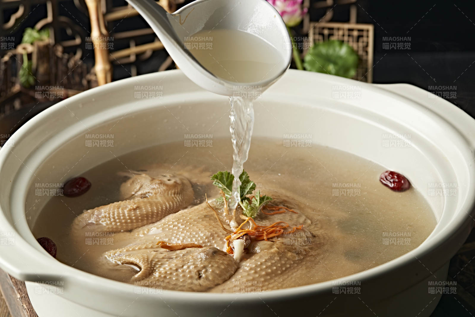 砂锅炖老母鸡图片