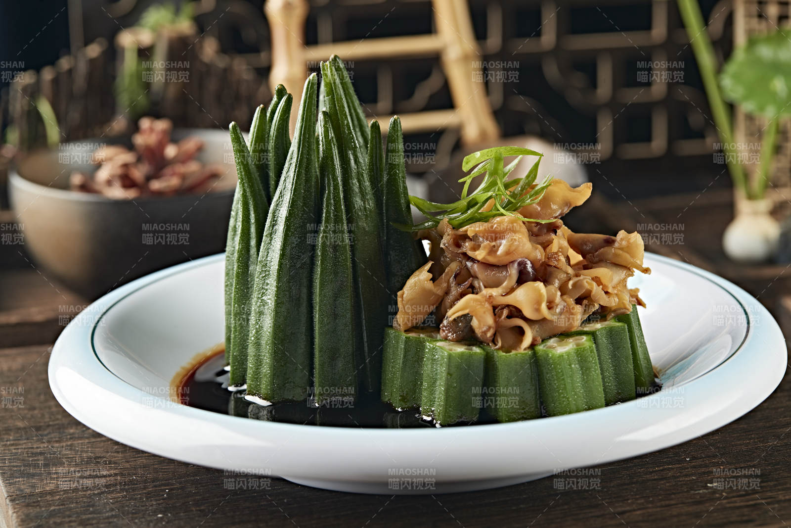 浇汁秋葵拌螺片图片