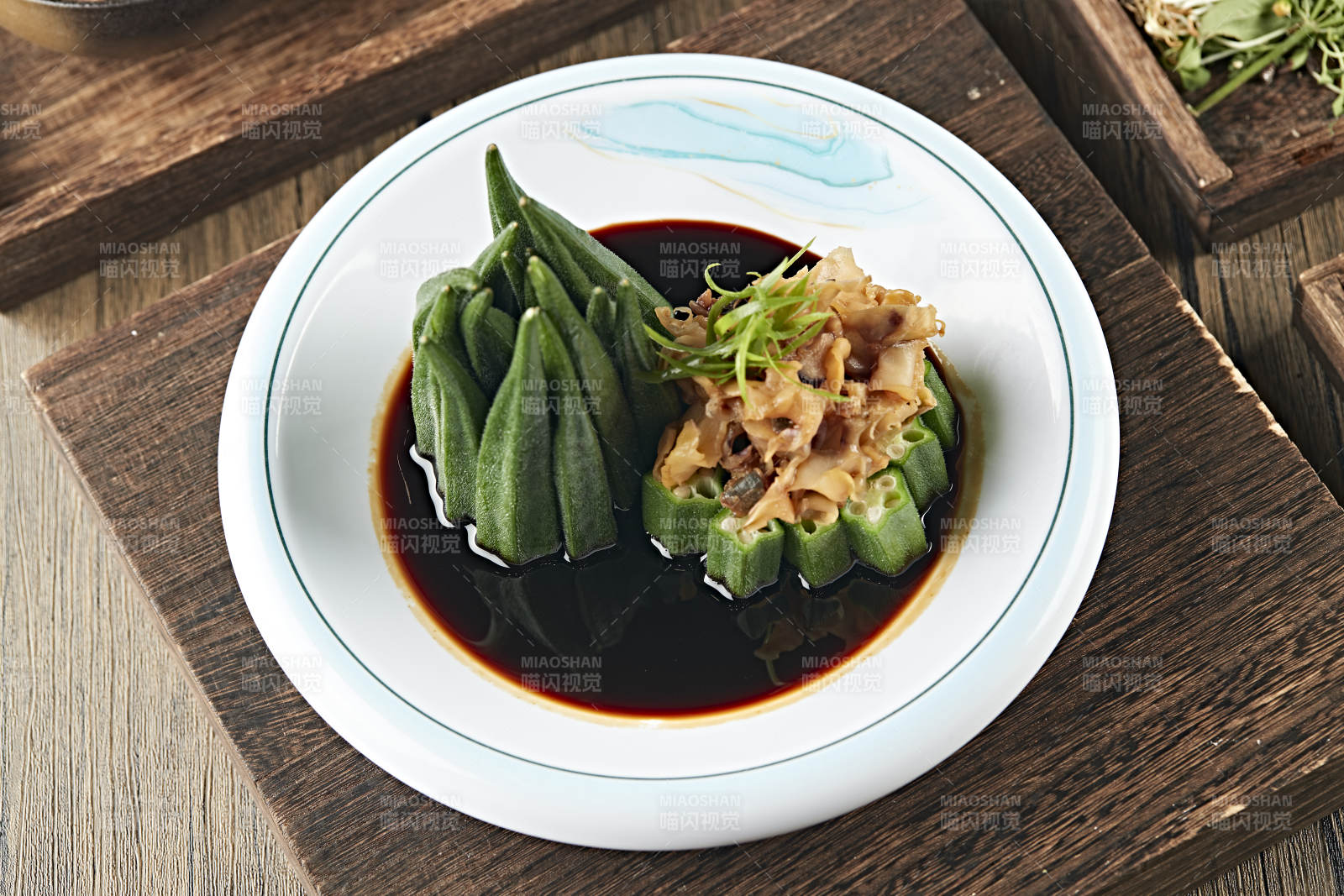 浇汁秋葵拌螺片图片