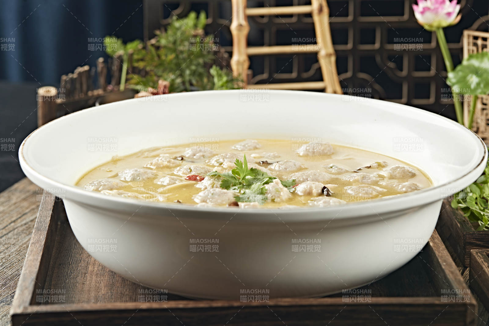 酸汤汆香菜猪肉丸图片