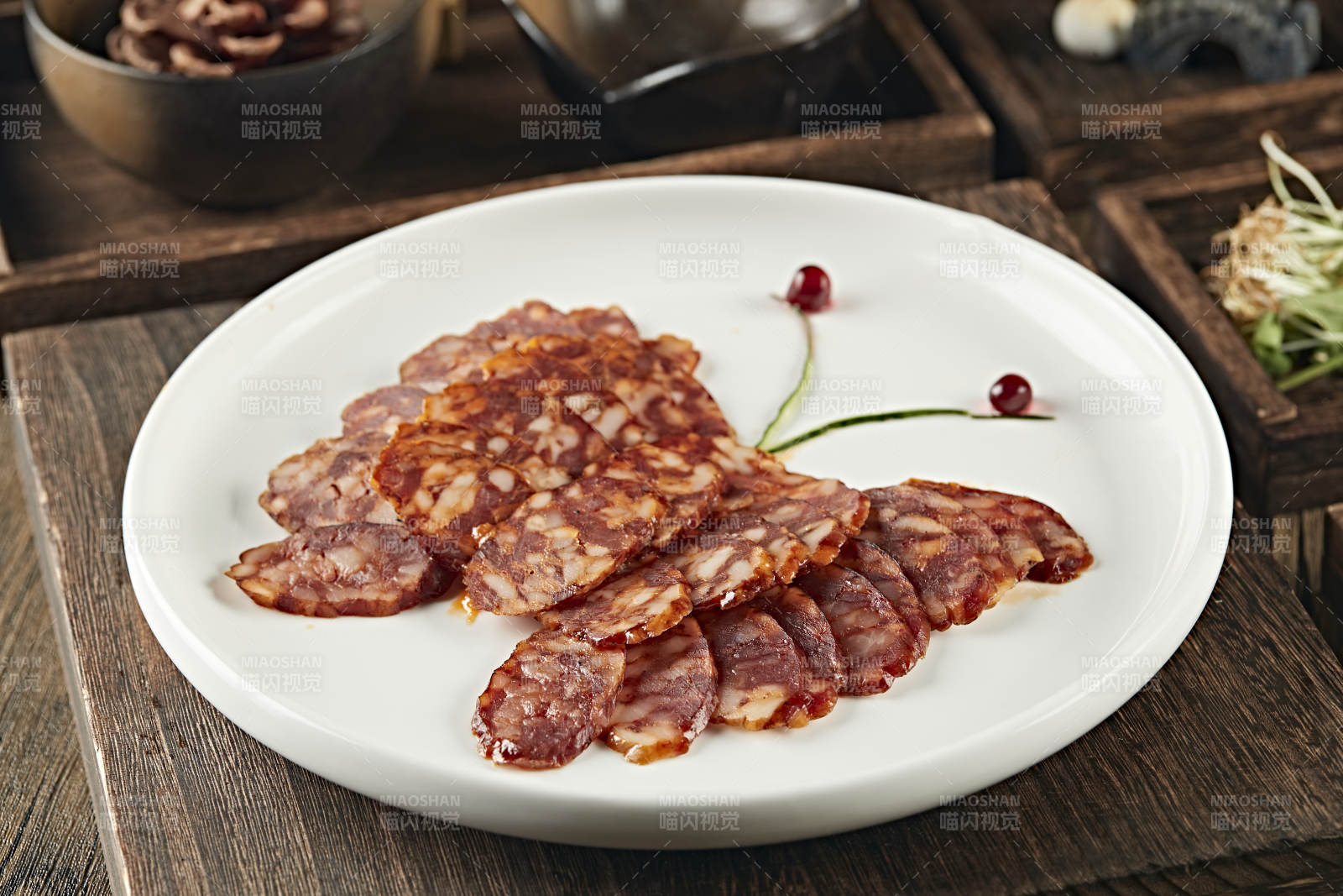 手工传统川味熏腊肠切片图片