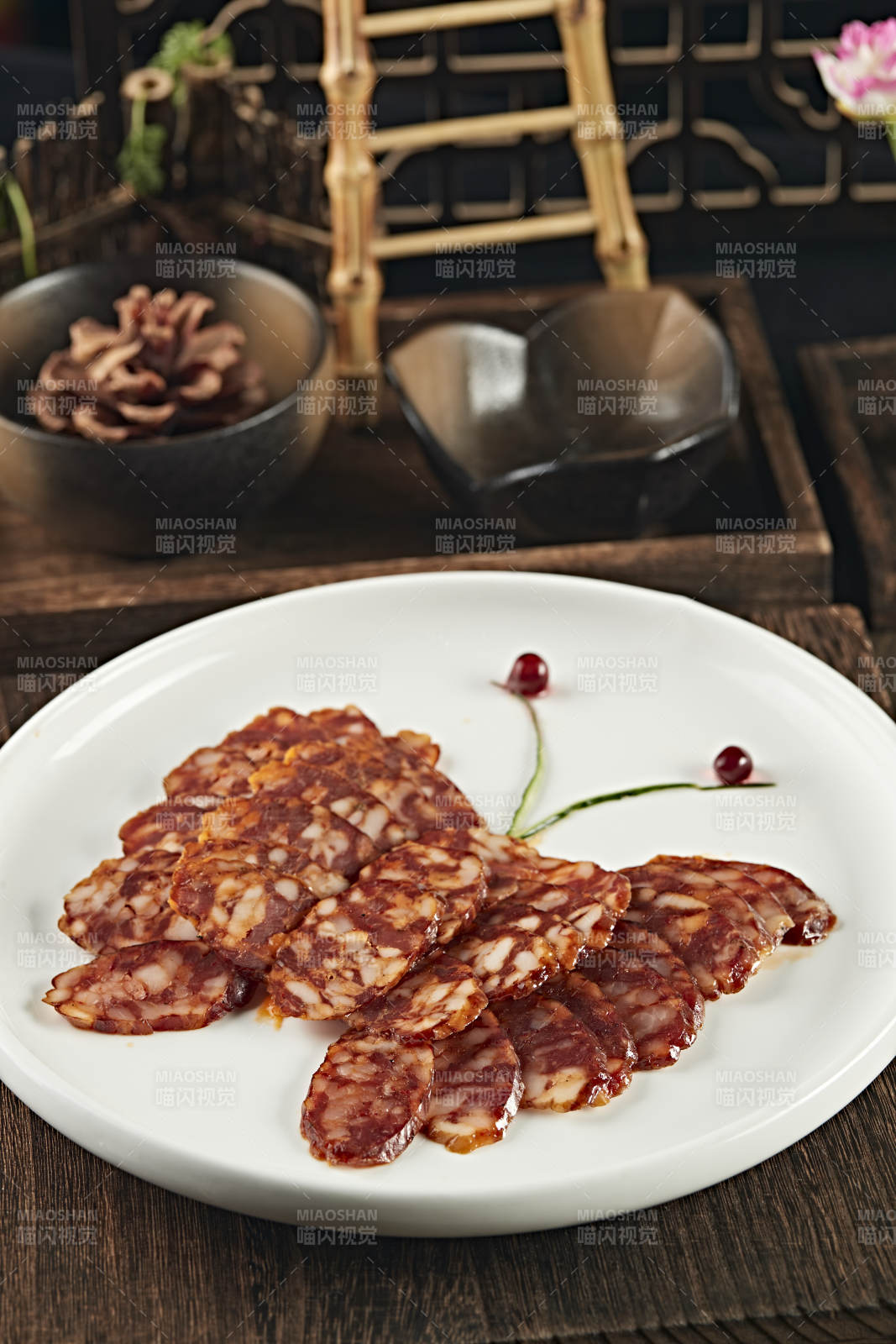 手工传统川味熏腊肠切片图片