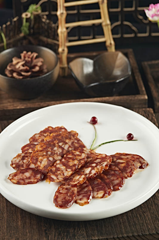 手工传统川味熏腊肠切片图片