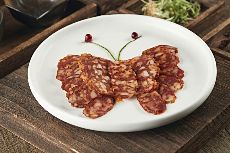 手工传统川味熏腊肠切片图片