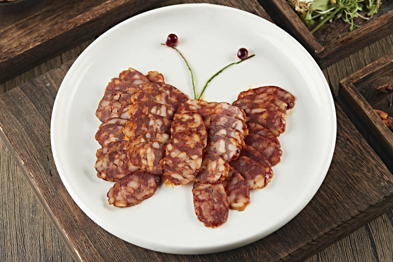 手工传统川味熏腊肠切片图片