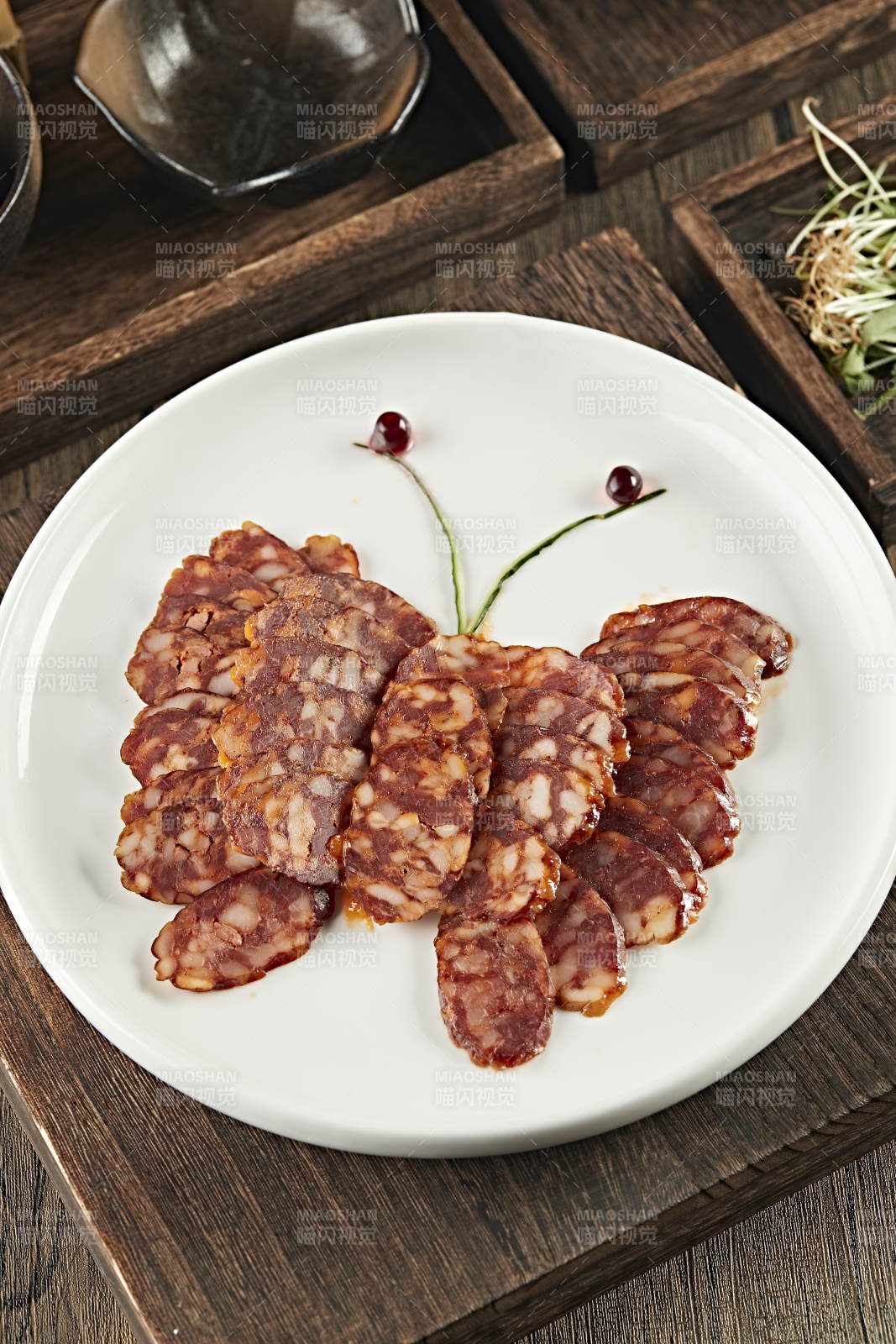 手工传统川味熏腊肠切片图片