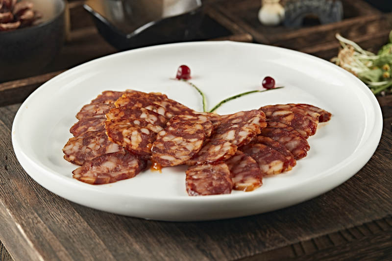 手工传统川味熏腊肠切片图片