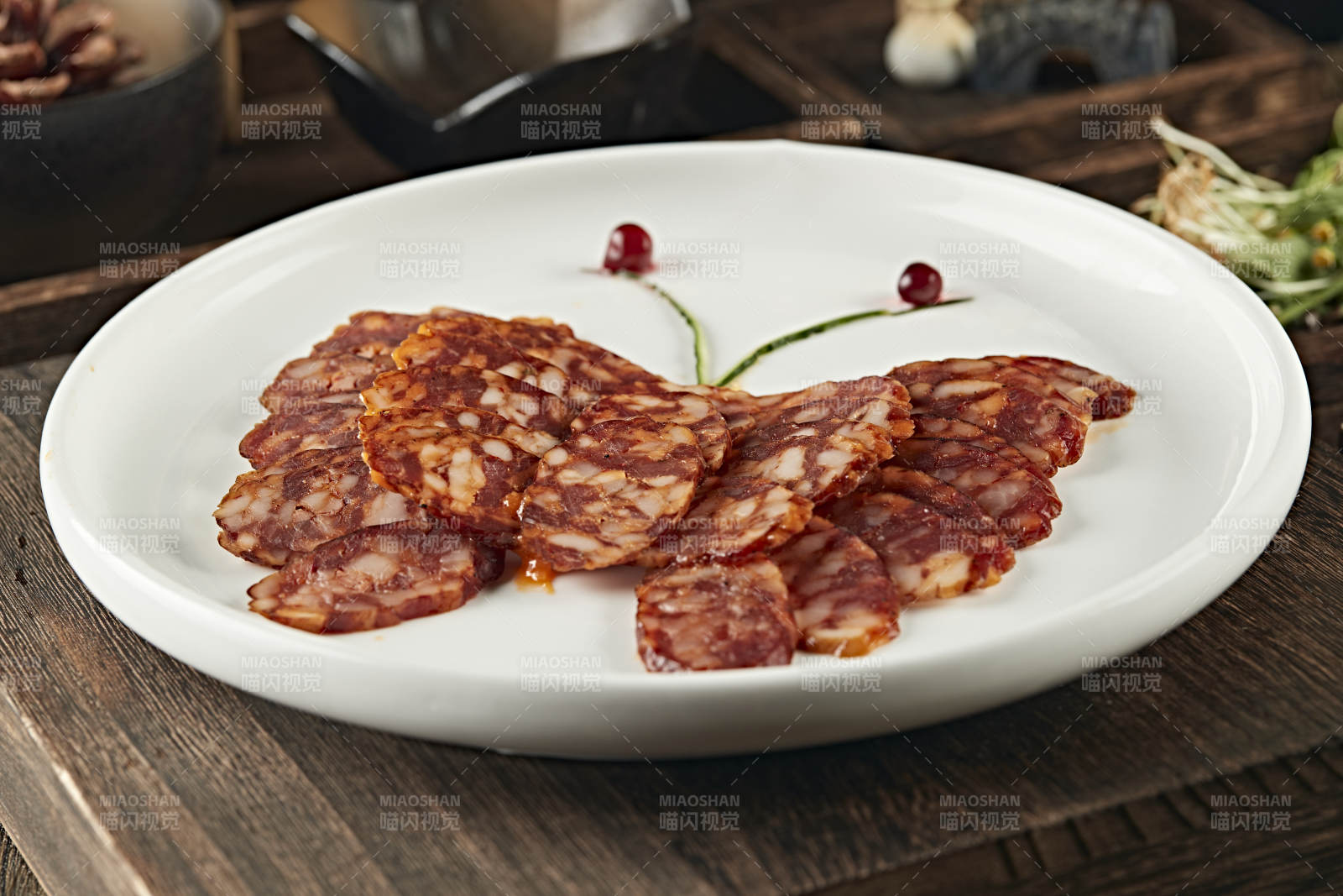 手工传统川味熏腊肠切片图片