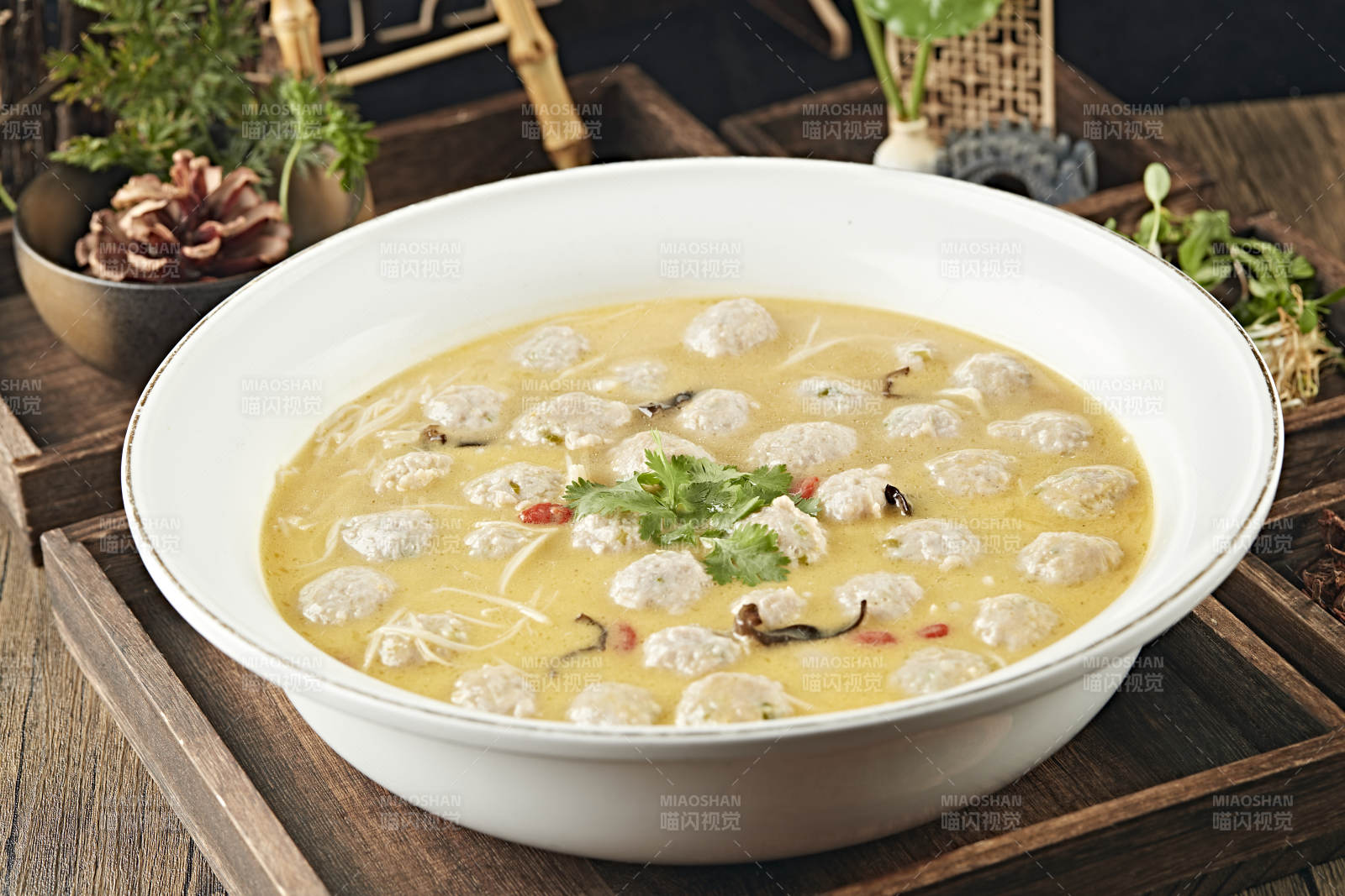 酸汤汆香菜猪肉丸图片