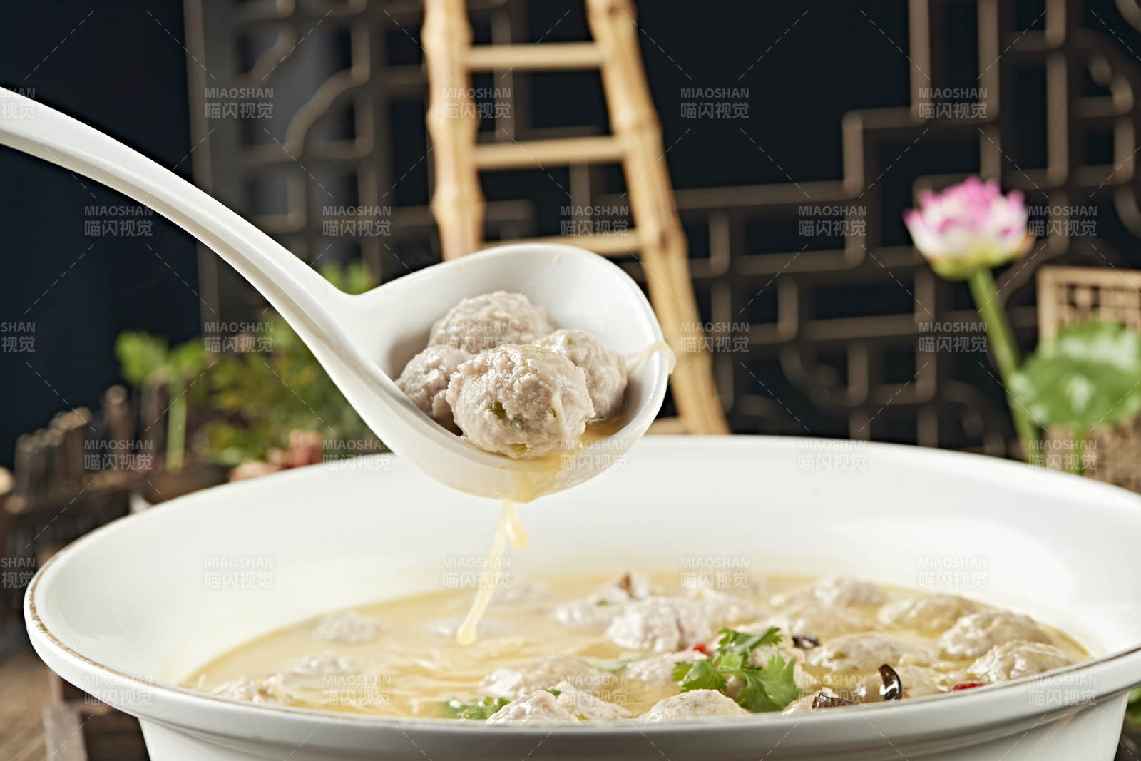 酸汤汆香菜猪肉丸图片