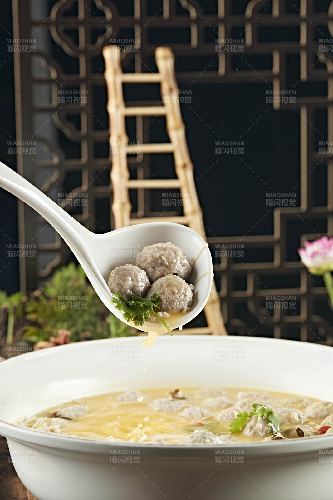 酸汤汆香菜猪肉丸图片