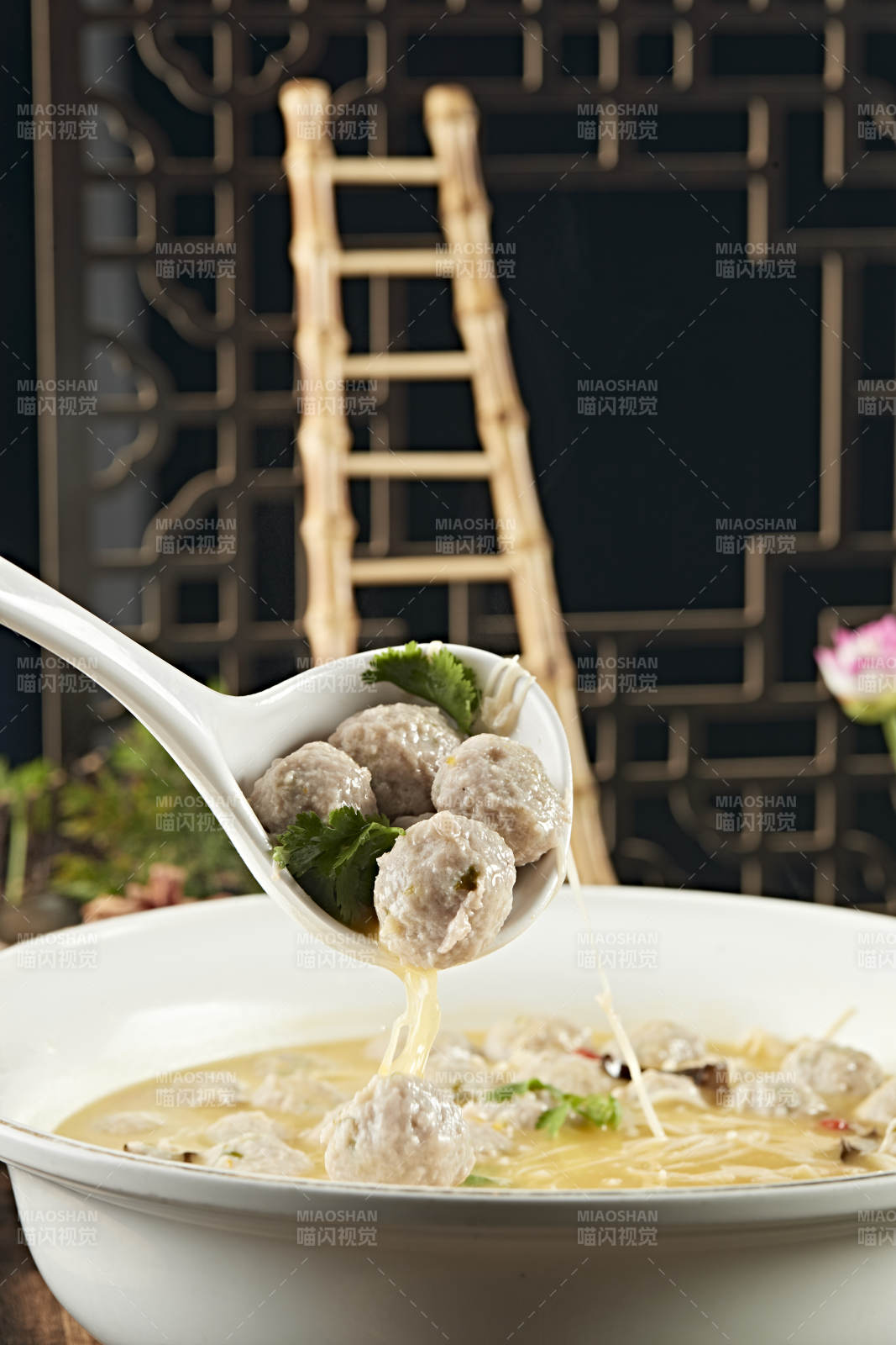 酸汤汆香菜猪肉丸图片