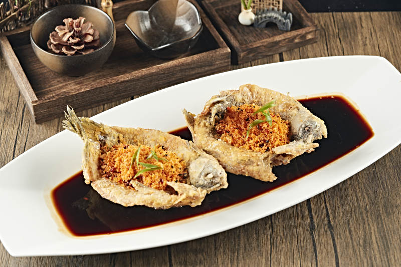 油炸金盏野生高背鲫鱼图片