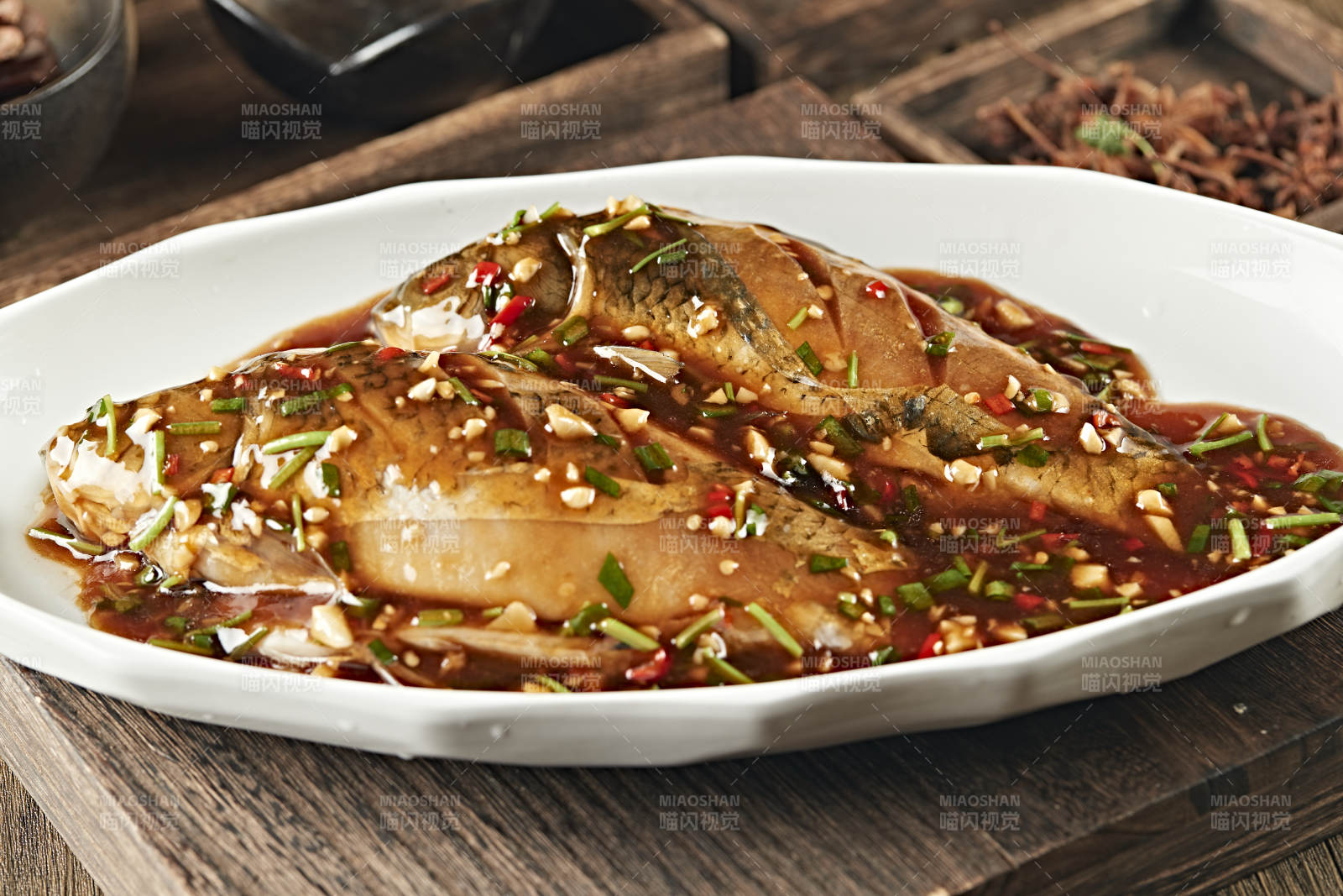 红烧浇汁野生高背鲫鱼图片