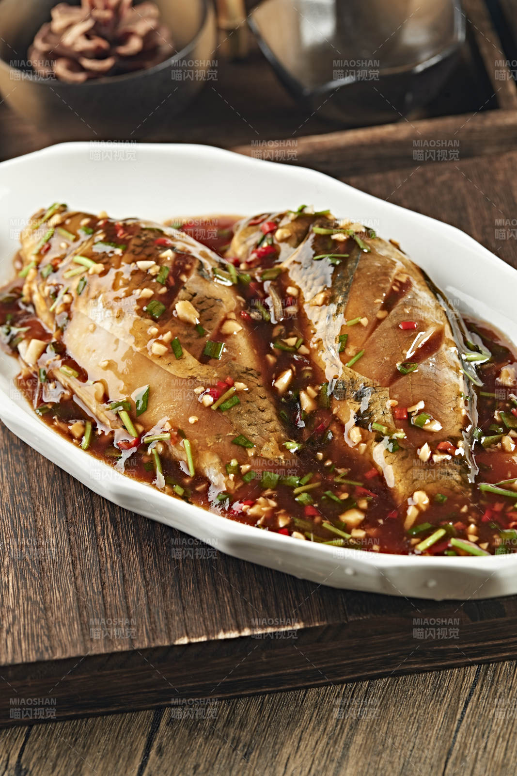 红烧浇汁野生高背鲫鱼图片