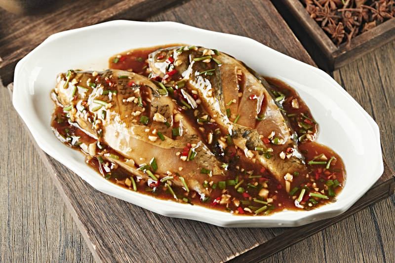 红烧浇汁野生高背鲫鱼图片