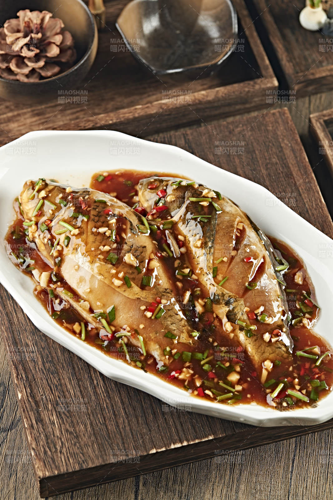 红烧浇汁野生高背鲫鱼图片