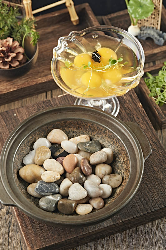 创意美食鸡蛋碰石头图片