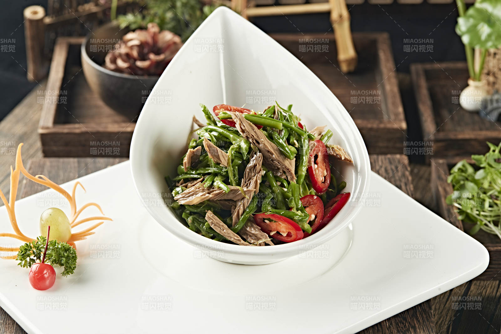 精美凉菜辣椒蕨菜凉拌黑腐竹图片