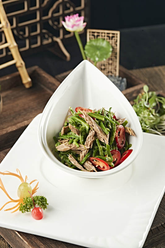 精美凉菜辣椒蕨菜凉拌黑腐竹图片