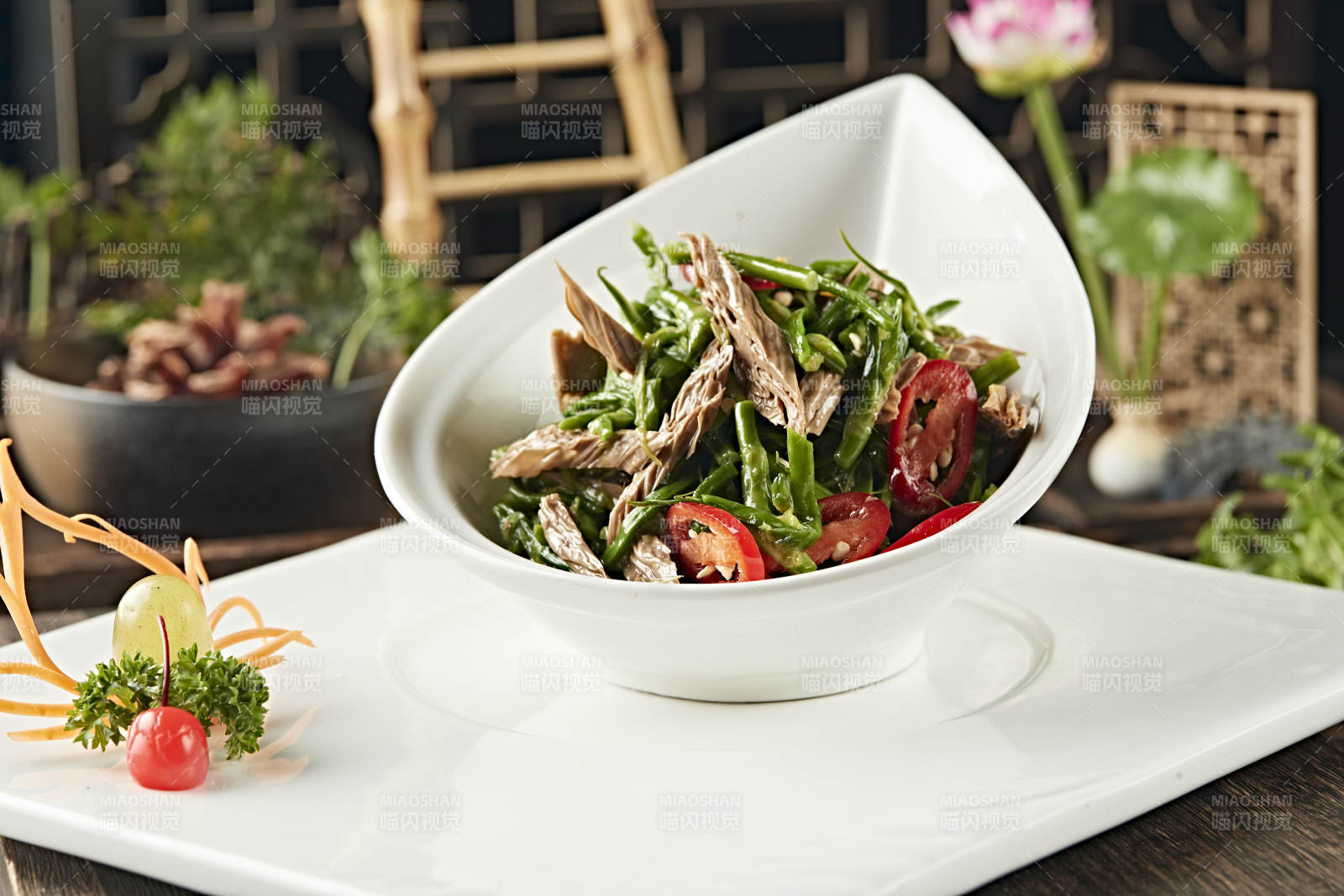 精美凉菜辣椒蕨菜凉拌黑腐竹图片