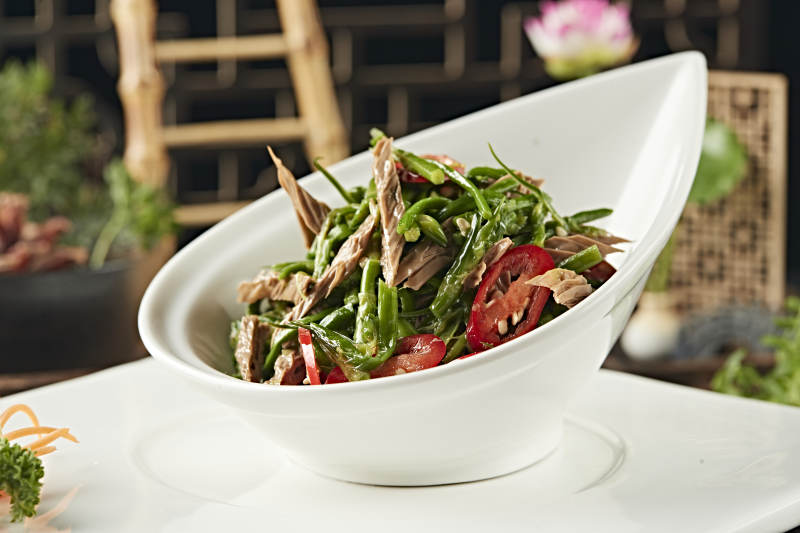 精美凉菜辣椒蕨菜凉拌黑腐竹图片