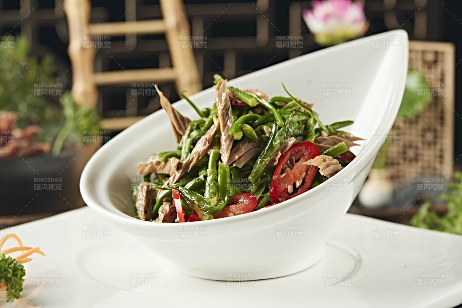 精美凉菜辣椒蕨菜凉拌黑腐竹图片