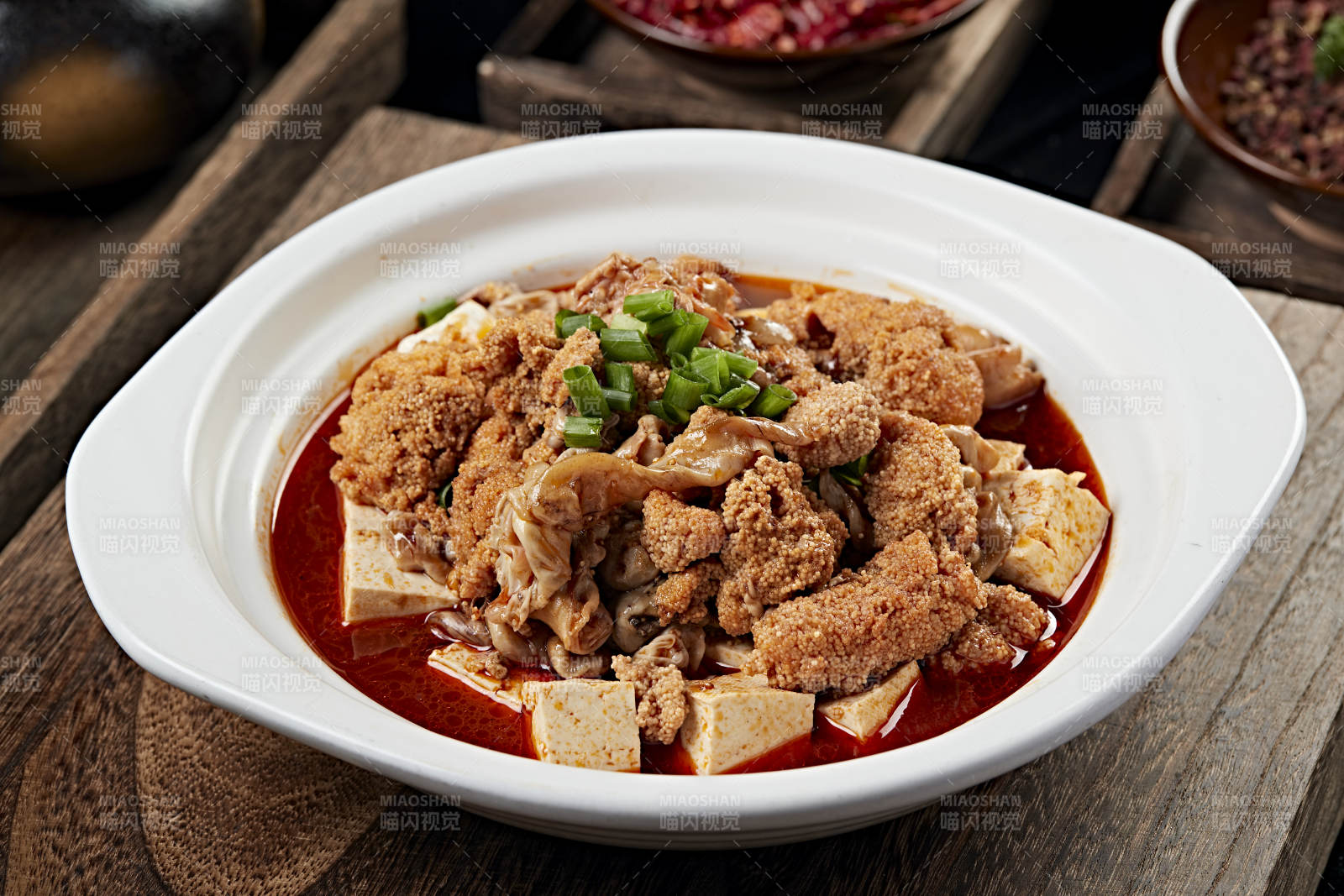 红油辣味炖鱼杂图片