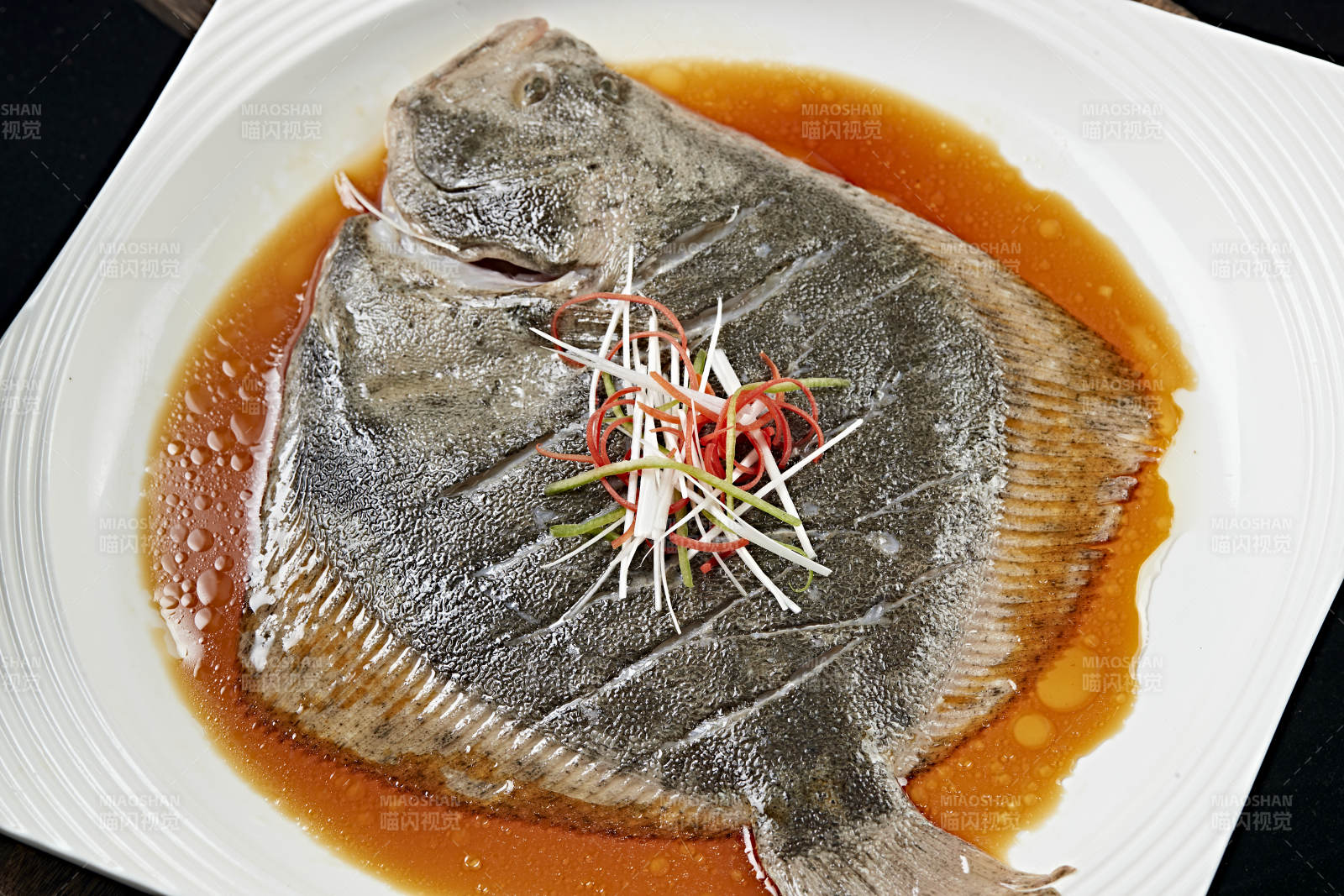 浇汁清蒸多宝鱼图片
