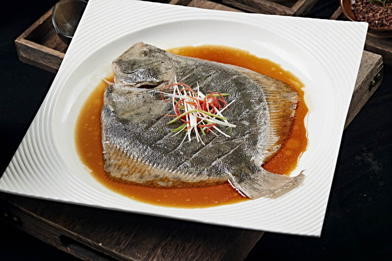 浇汁清蒸多宝鱼图片